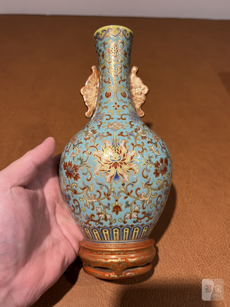 清嘉庆 御制松石绿地洋彩描金缠枝花卉纹壁瓶 - 图3
